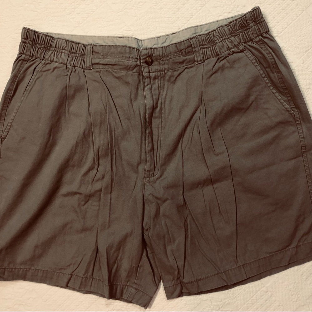 Mens tan pleated shorts, Sz 40